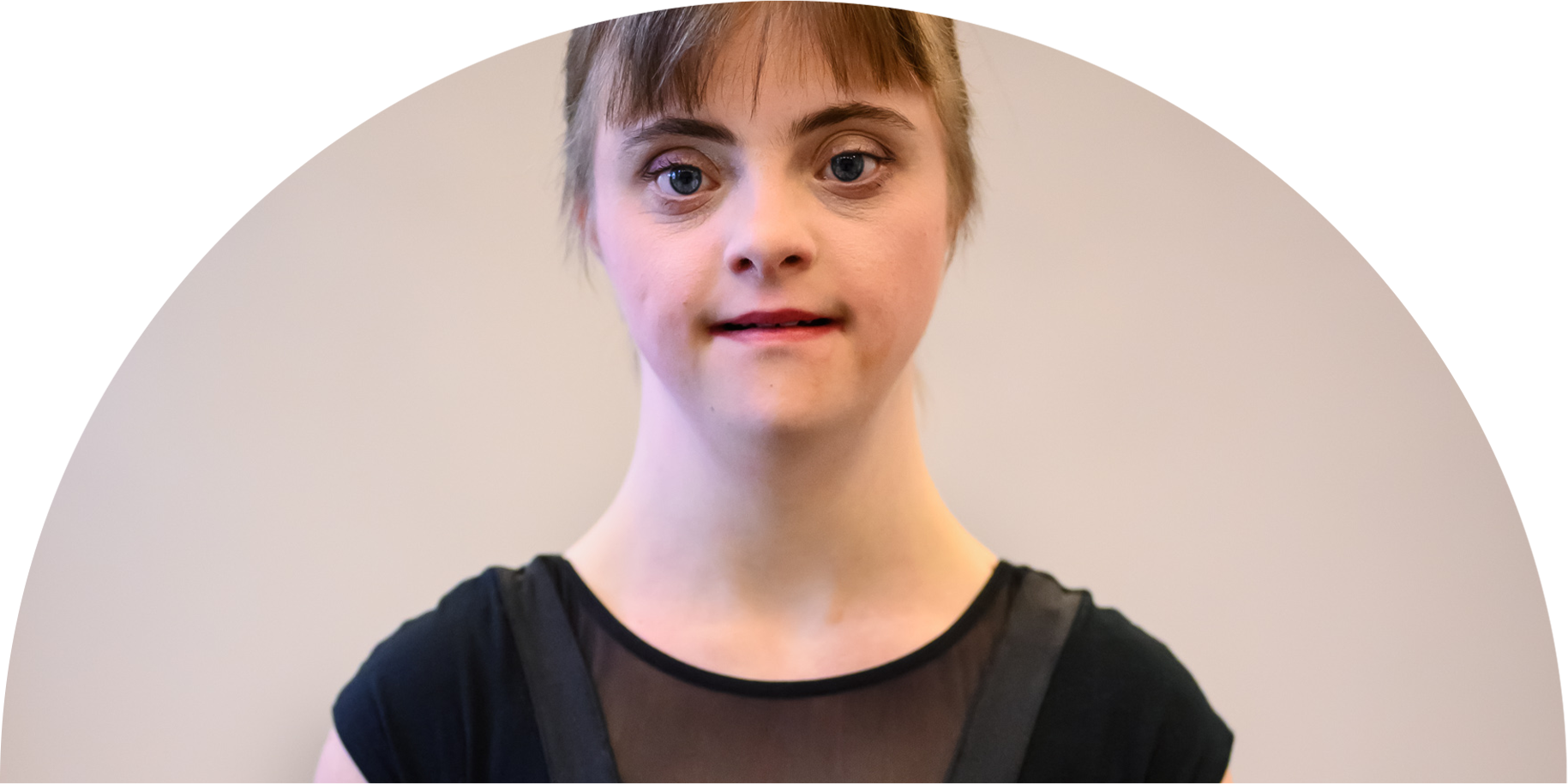 Die Sonnenstich-Artistin Sarah Walther steigt auf der Bühne in die Lüfte.