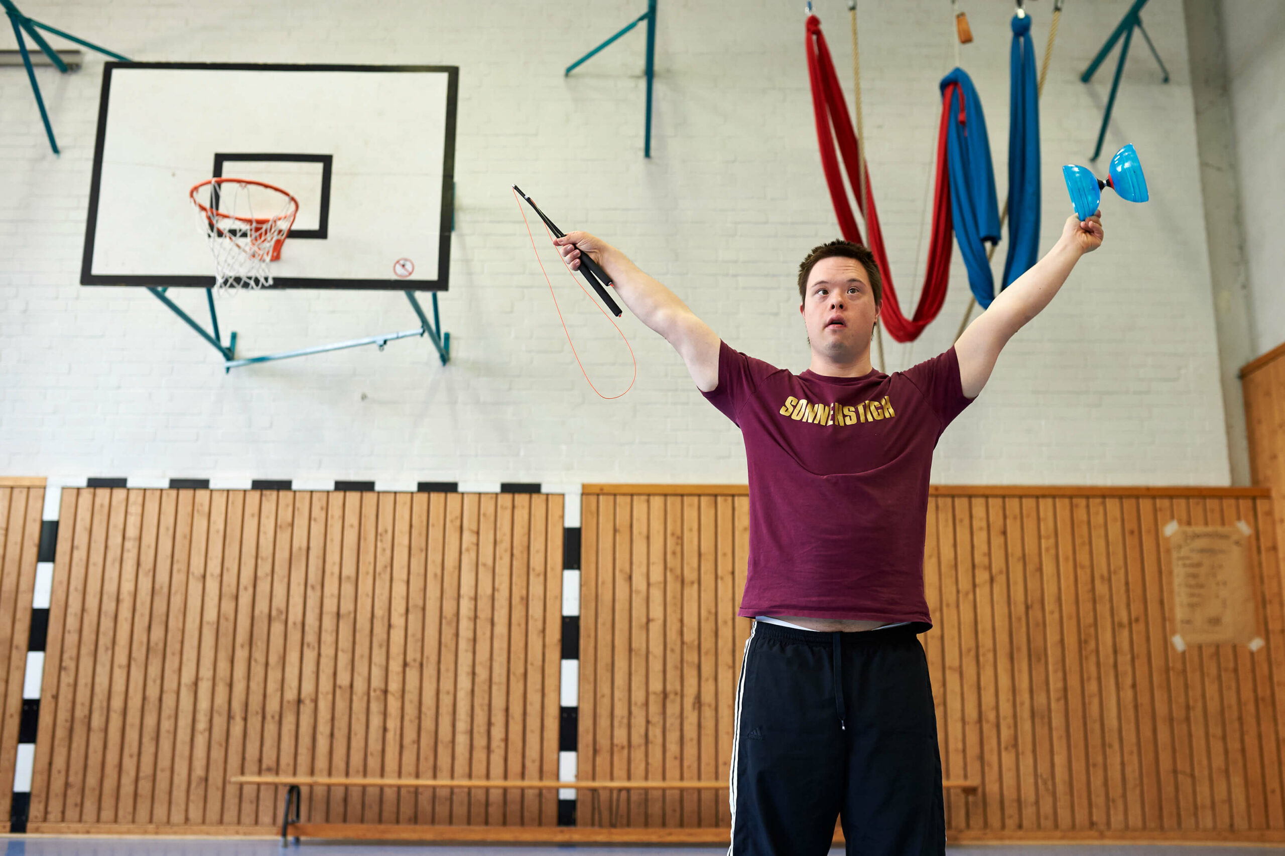 Jannic zeigt vor Schülern der Evangelischen Schule Berlin sein Diabolo-Solo.