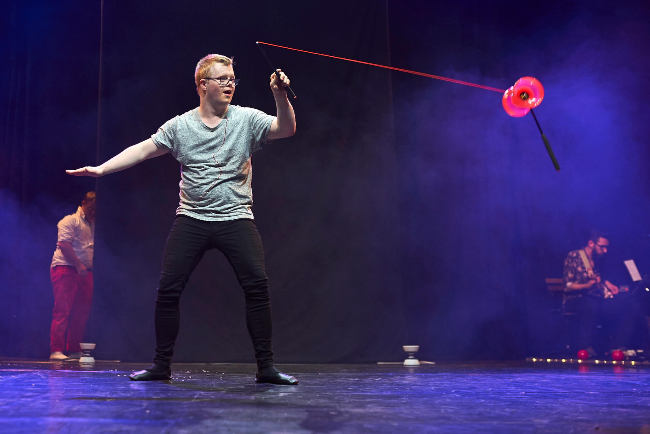 Oskar bei seinem Diabolo-Solo beim Berliner Zirkus Festival.