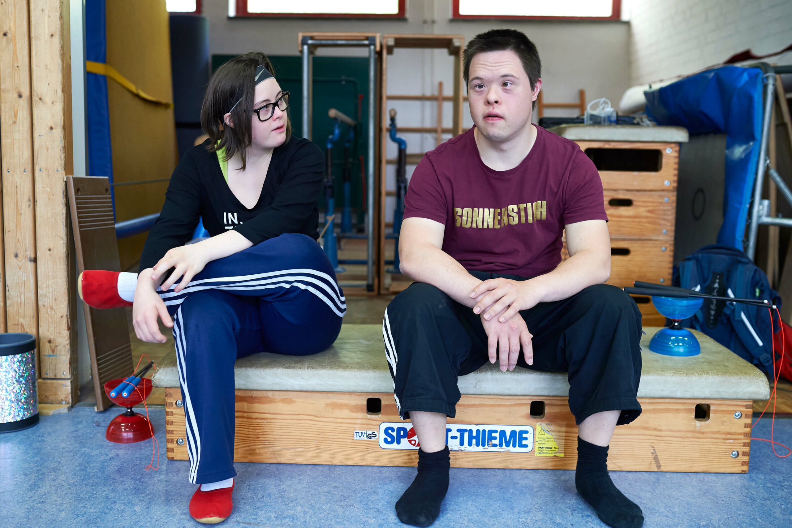 Sol Rein-Saunders und Jannic Golm mache eine Pause während des Workshops.
