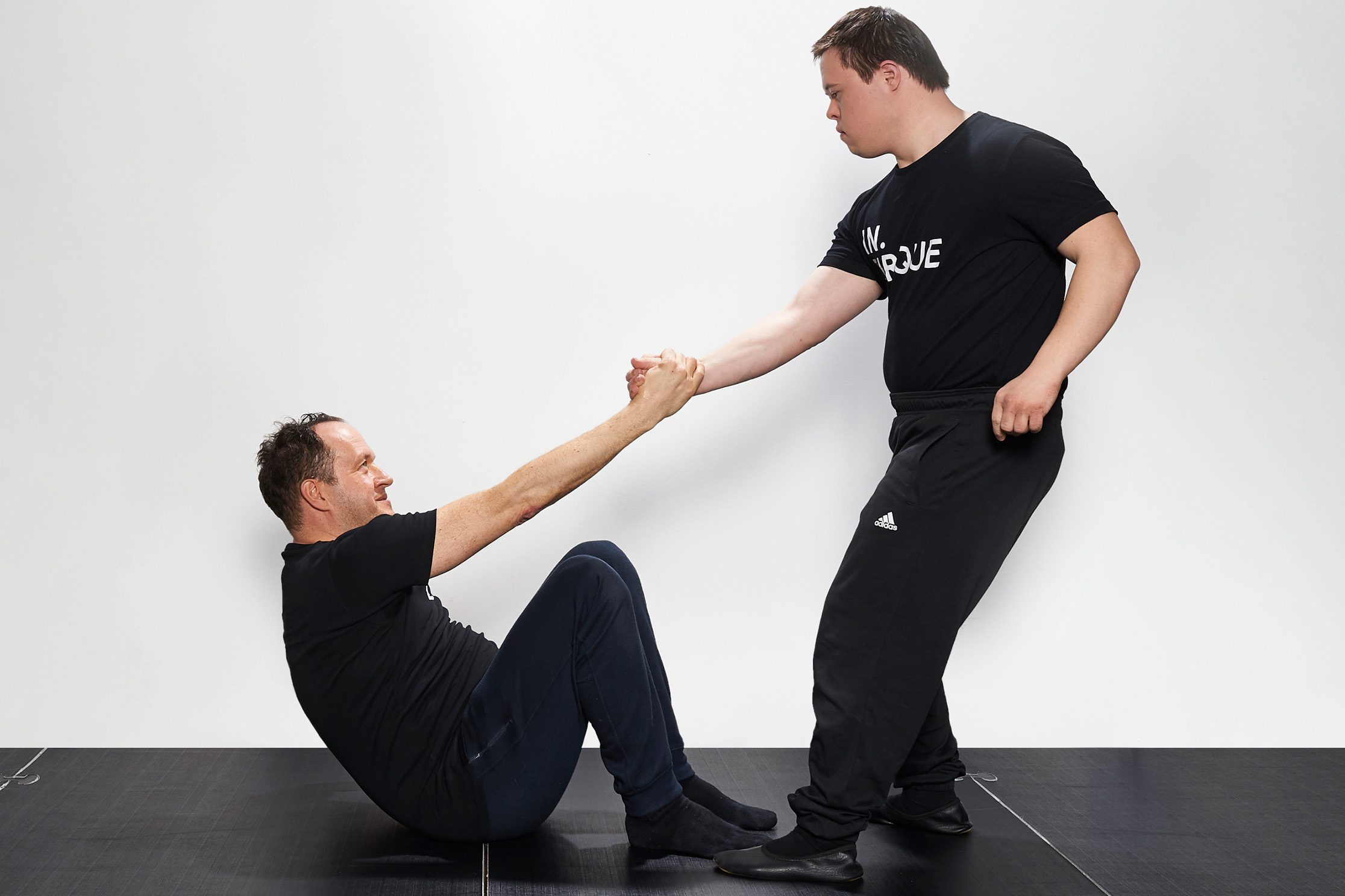 Jannic Golm und Michael Pigl bei einer In.Zirque-Übung.