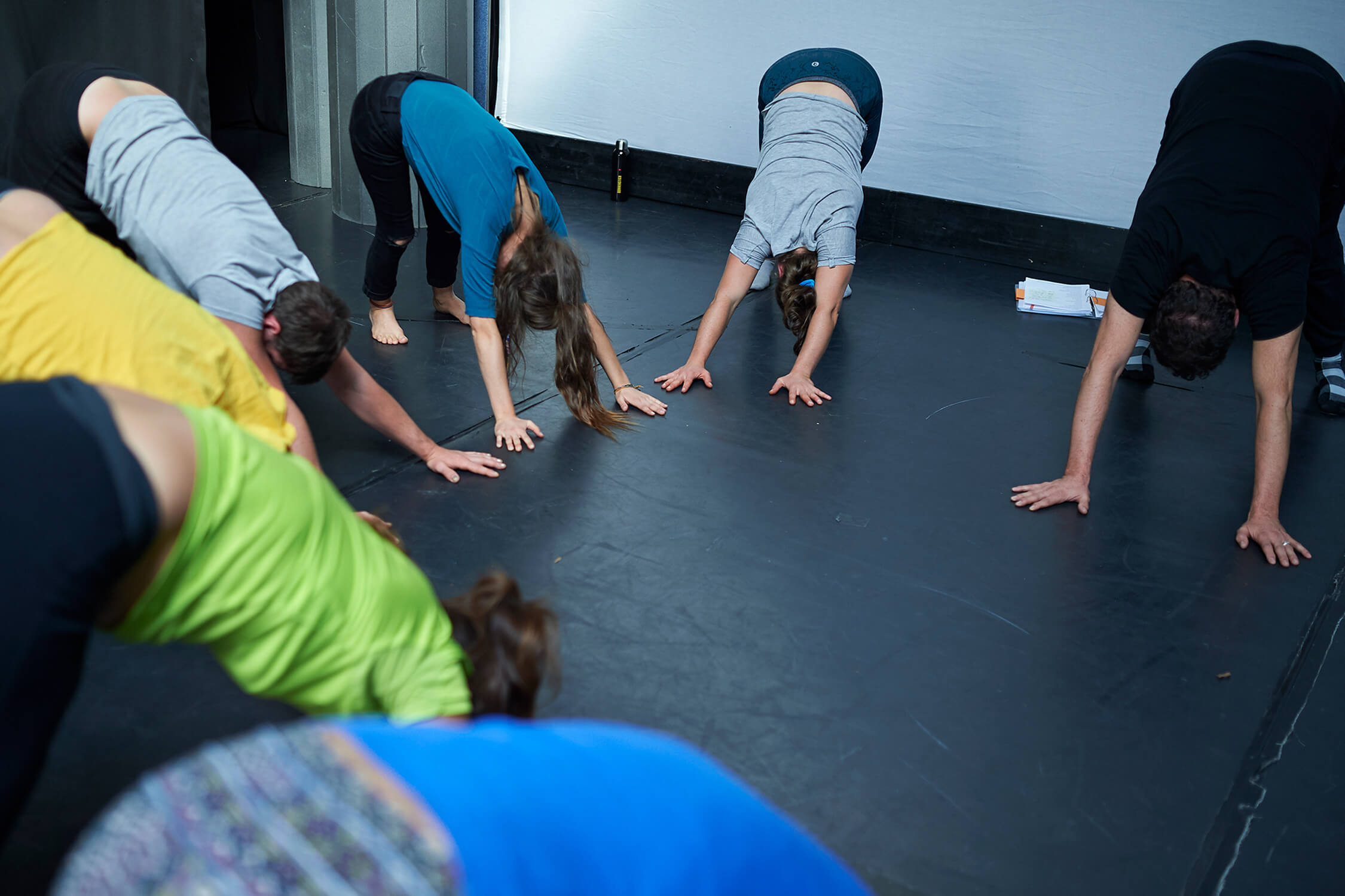 Die Workshop-Teilnehmenden sind in der Position herabschauender Hund.