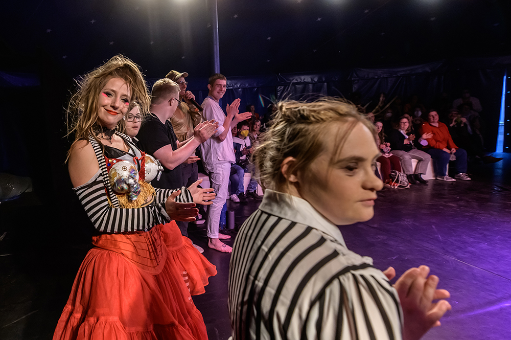 Beim Finale: Stolz und Zufriedenheit beim inklusiven Ensemble.