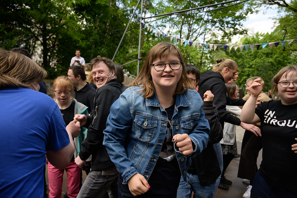 Unsere Artist·innen feiern mit Ihren Familien 25 Jahre Circus Sonnenstich.