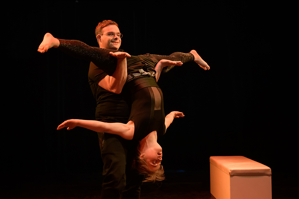 Der Akrobat Florian Klotz läßt seine Partnerin Sarah Walther fliegen.