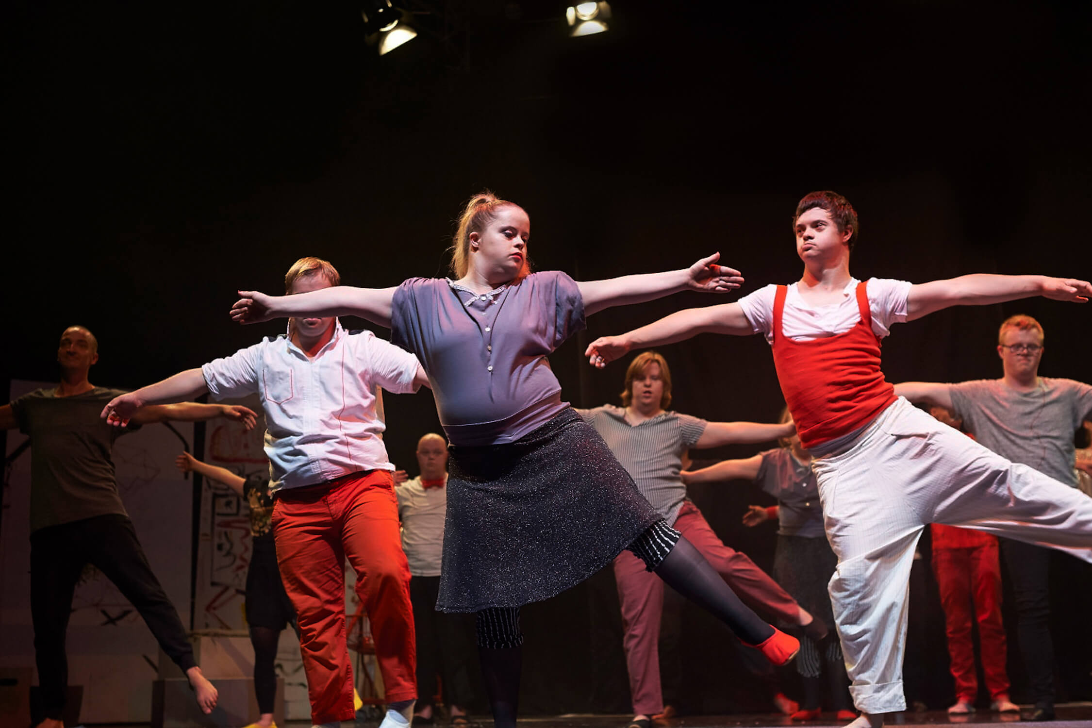 Die Sonnenstich-Artisten proben ihre Tanzchoreografie im Zirkuszelt.