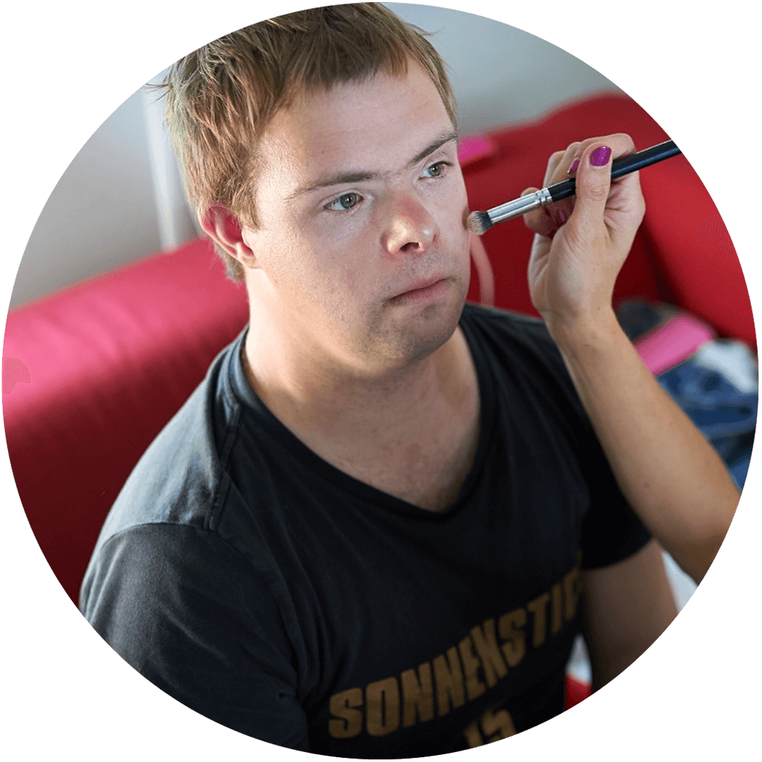 Der Sonnenstich-Artist Florian Klotz sitzt vor einem Auftritt in der Maske.