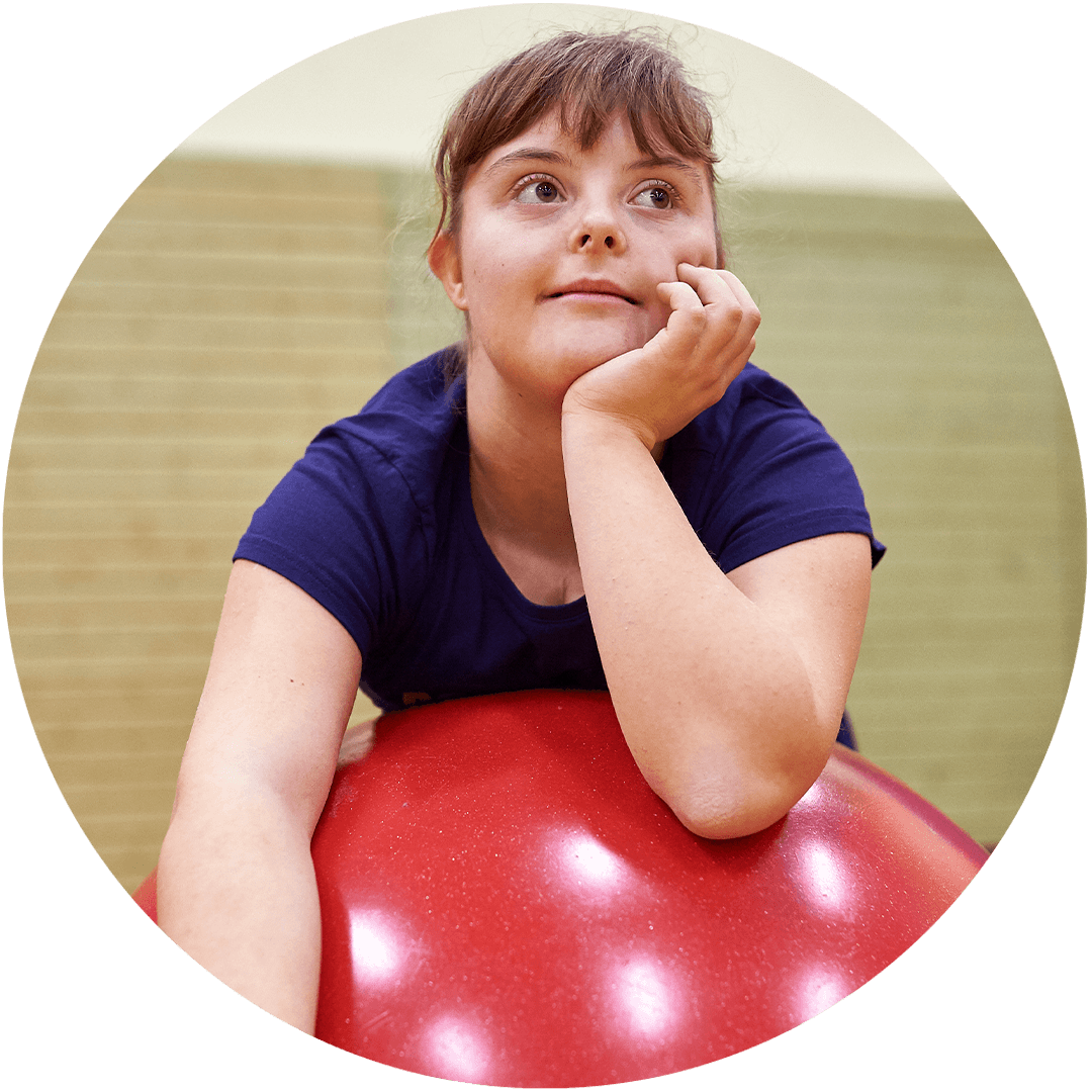 Die Sonnenstich-Artistin Nina Rogge lehnt sich entspannt an eine rote Lauf-Kugel.