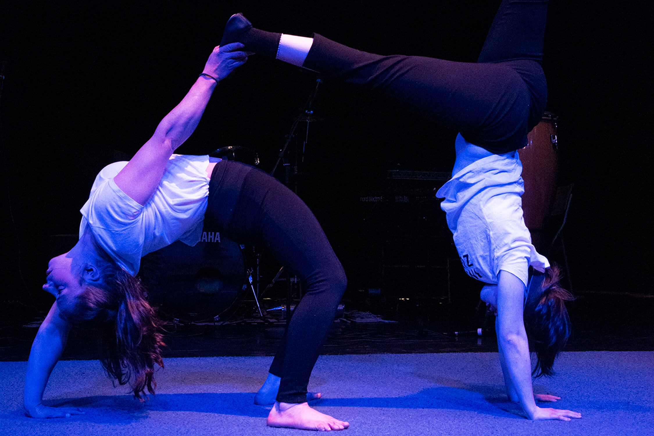 Sol Rein-Saunders & Lena Wulf bei ihrer Tanz-Akrobatik.