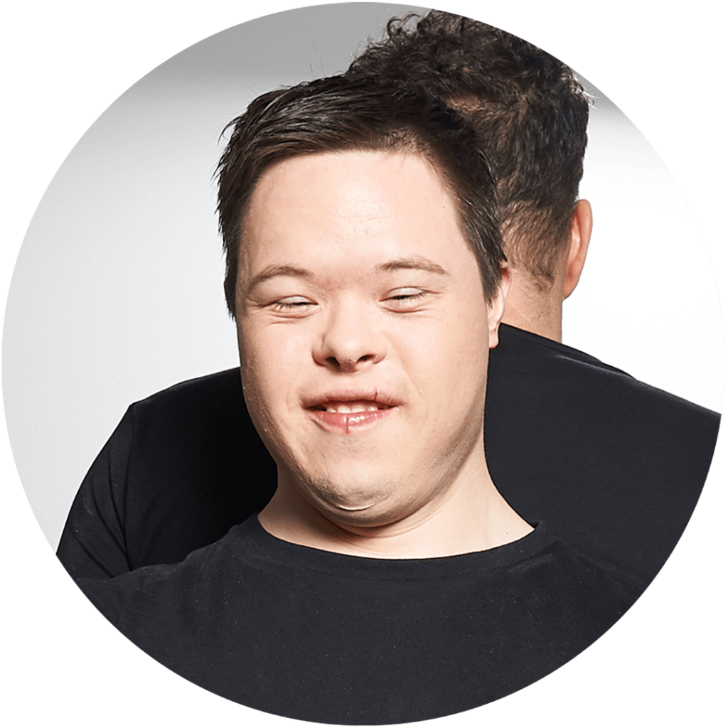 Portrait von Jannic Golm beim Workshop für ZBK-Auszubildende mit Trisomie 21.