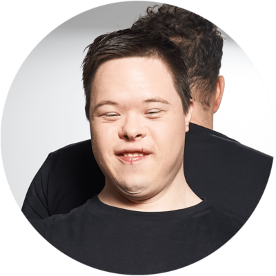 Portrait von Jannic Golm beim Workshop für ZBK-Auszubildende mit Trisomie 21.