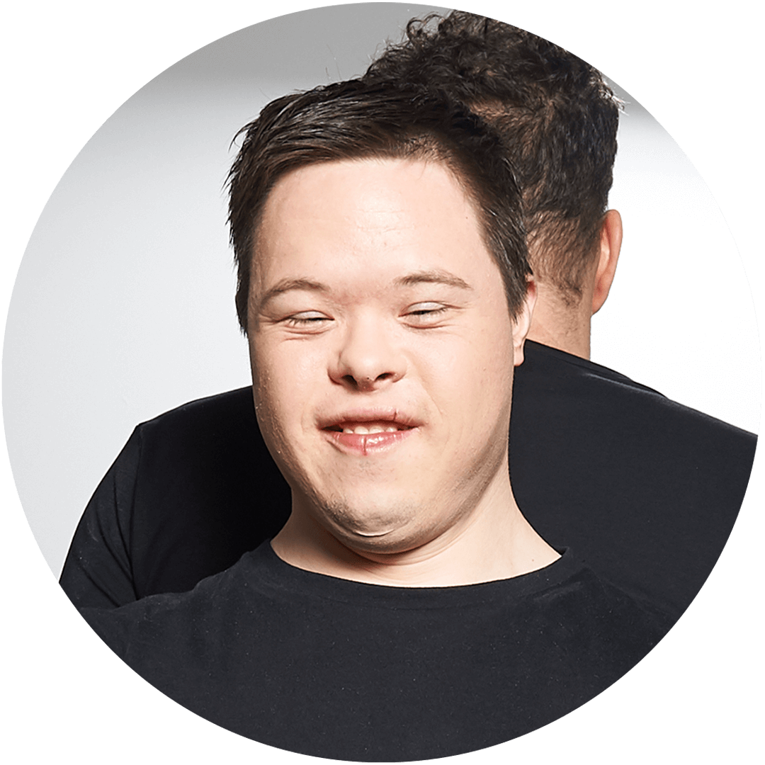 Portrait von Jannic Golm beim Workshop für ZBK-Auszubildende mit Trisomie 21.