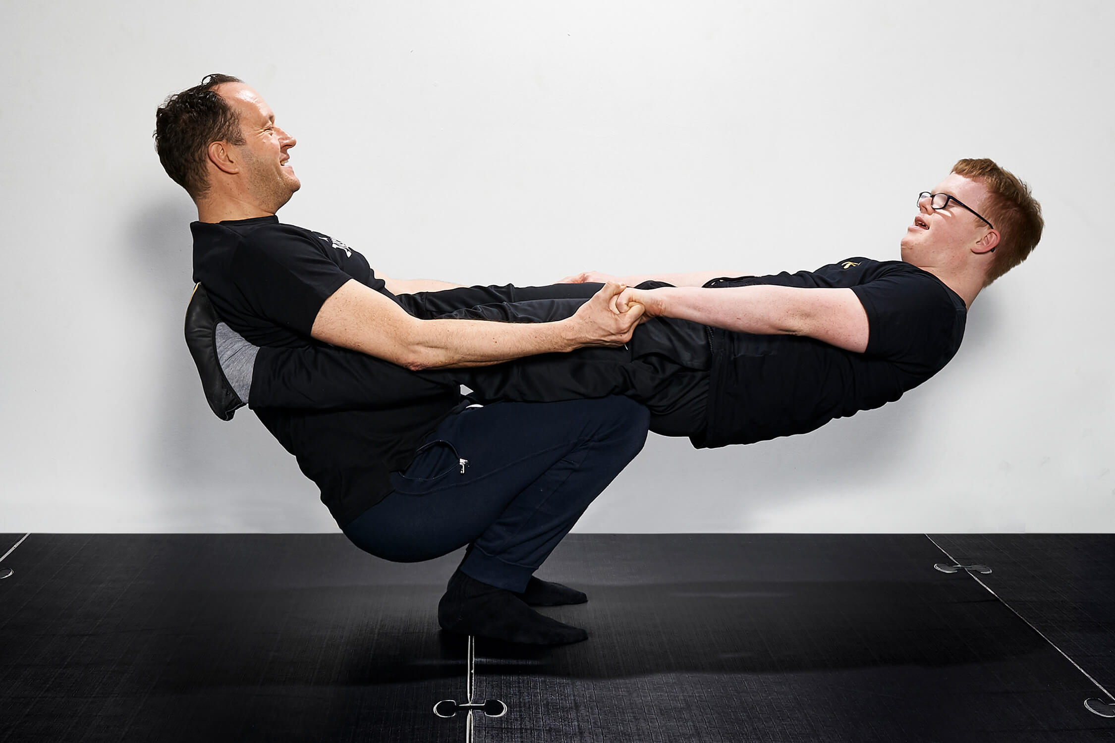 Michael Pigl und Oskar Schenck sind bei Partnerakrobatik in einer perfekten Balance.