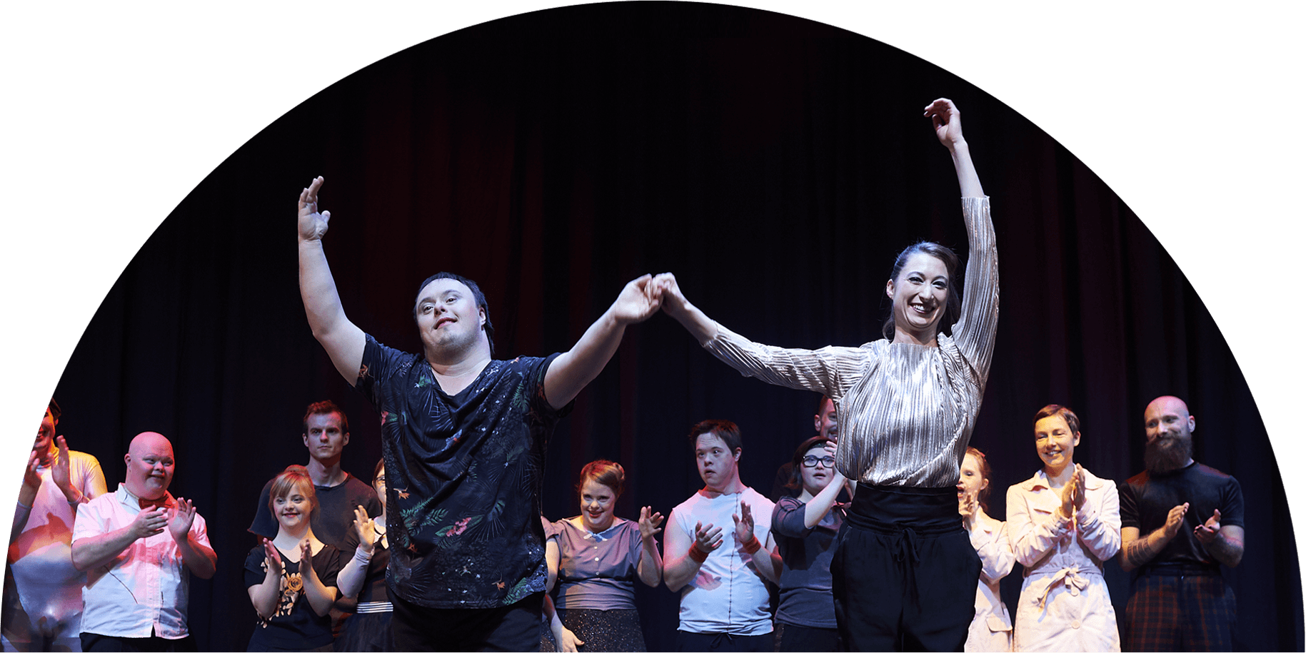 Das Sonnenstich-Tandem Christian Wollert und Estrella Urban verbeugen sich beim Finale einer großen Zirkus-Gala.