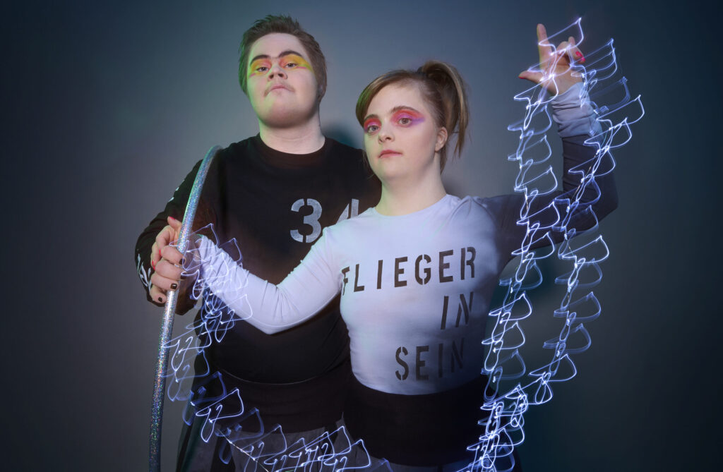 Luzian Bücker und Sarah Walter sind als Artisten der Show Mimoto zu sehen