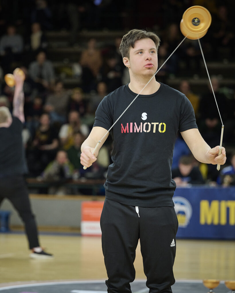 Der Sonnenstich-Artist Neo Spohn zeigt einen Diabolo-Trick