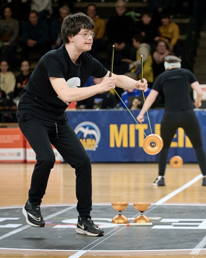 Sonnenstich-Artist Elias Massing zeigt einen Diabolo-Trick