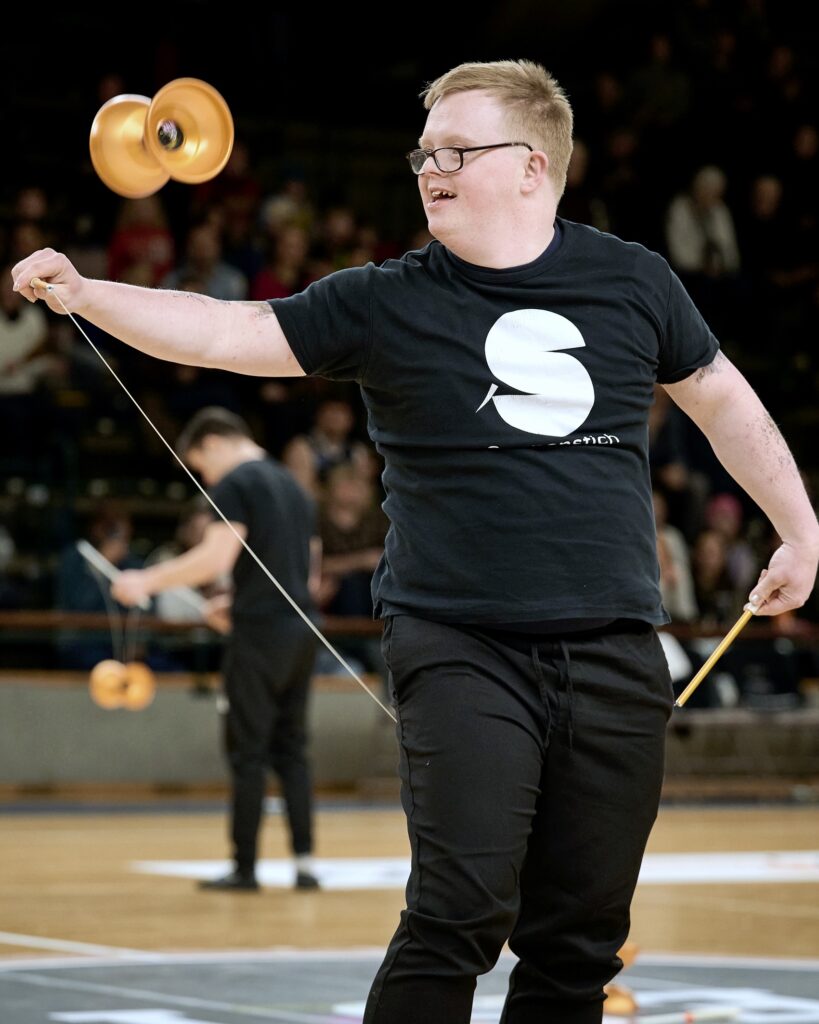 Sonnenstich-Artist Oskar Schenck zeigt in der Halbzeit-Show von Alba Berlin einen Diabolo-Trick
