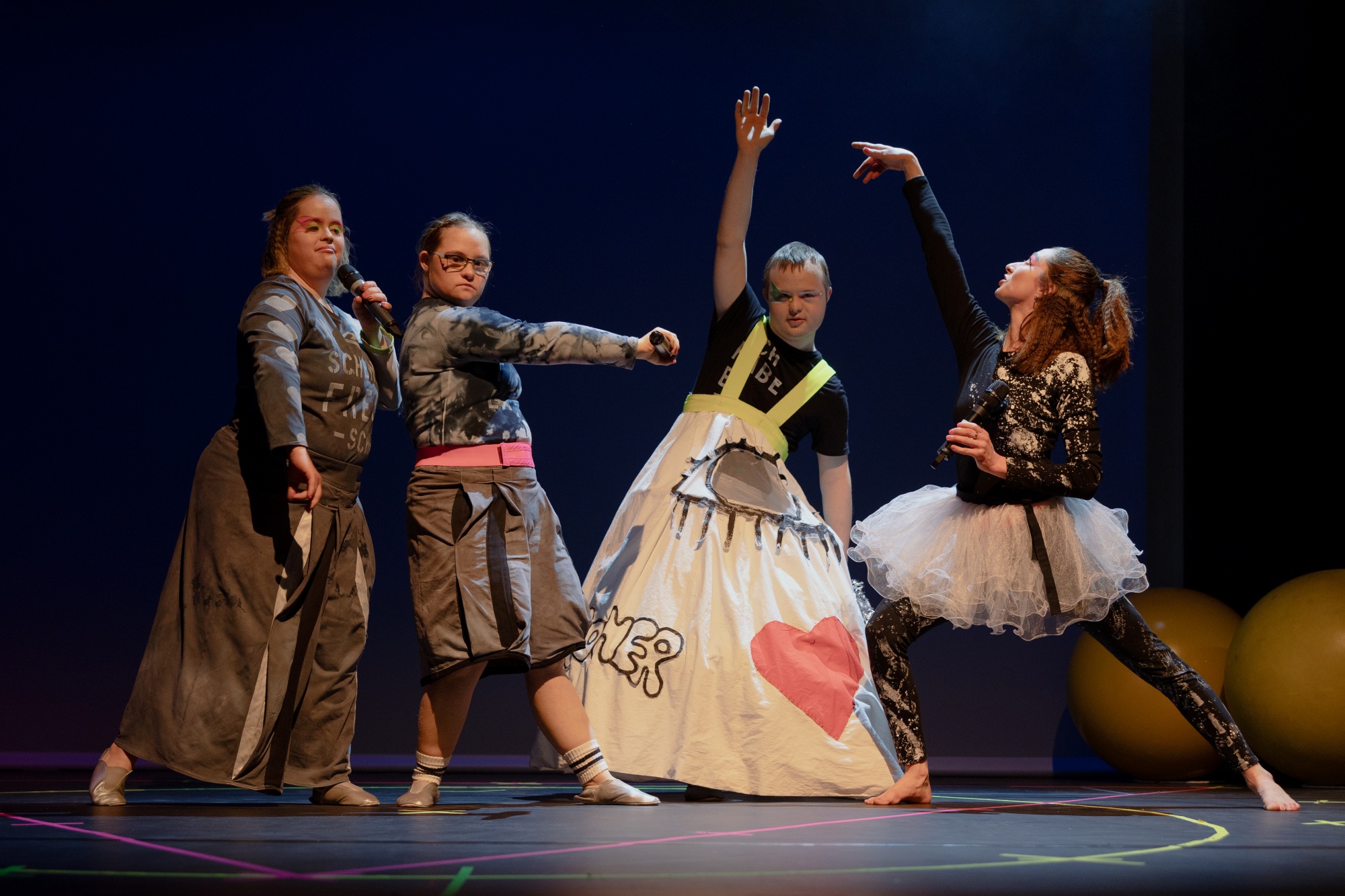 Eine tänzerische Einlage in der Show, hier mit Ragna Ronacher (am Mikrofon), Anne-Sophie Mösch, Julian Bernhard und Estrella Urban